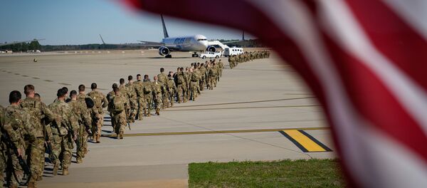 Американские военные перед вылетом на Ближний Восток, фото из архива Американские военные перед вылетом на Ближний Восток, фото из архива - Sputnik Азербайджан