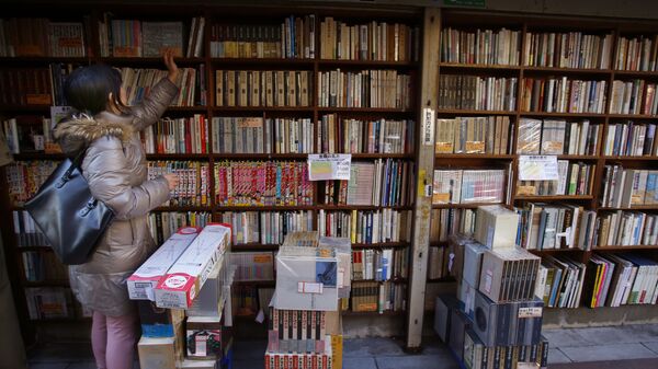 Покупательница в книжном магазине - Sputnik Azərbaycan