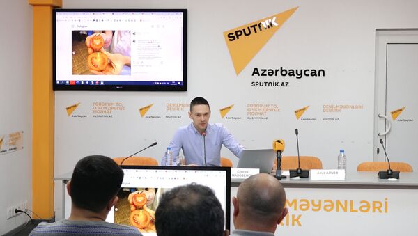 Российский тележурналист рассказал в Баку о еде живой и мертвой - Sputnik Азербайджан