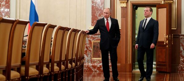 Президент РФ Владимир Путин и председатель правительства РФ Дмитрий Медведев, фото из архива Президент РФ Владимир Путин и председатель правительства РФ Дмитрий Медведев, фото из архива - Sputnik Азербайджан