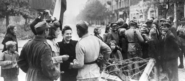 Мирные жители Варшавы и бойцы Красной Армии. Освобождение Польши. Великая Отечественная война 1941-1945 годов. - Sputnik Азербайджан