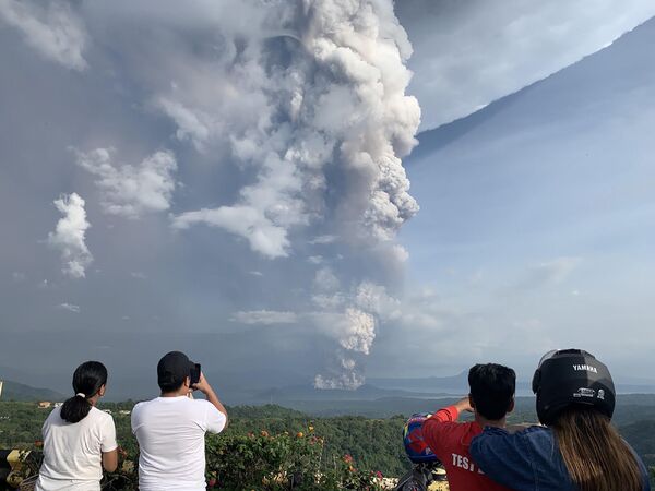 Извержение вулкана Тааль на Филиппинах - Sputnik Азербайджан