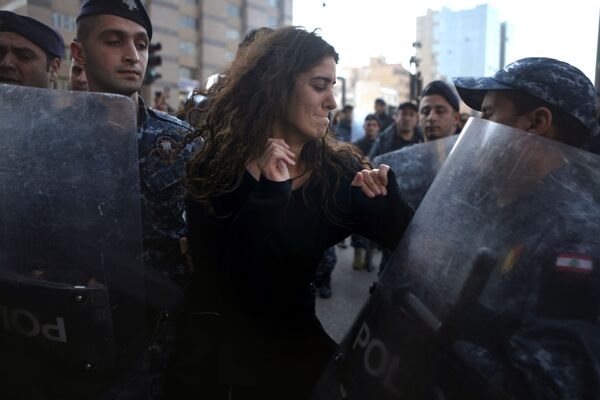 Участница протестов и ливанские полицейские в Бейруте - Sputnik Азербайджан