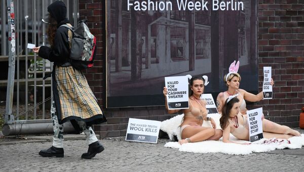 Активисты во время Берлинской недели моды  - Sputnik Азербайджан