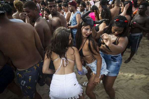 Участницы карнавала на пляже Копакабана в Бразилии - Sputnik Азербайджан