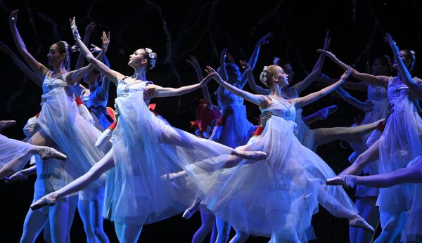 Сцена из балета Кракатук в постановке Наталии Касаткиной на Исторической сцене Большого театра - Sputnik Азербайджан