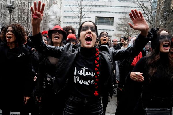 Женщины проводят акцию протеста на улице, где в суде слушается дело продюсера Харви Вайнштейна, Нью-Йорк - Sputnik Азербайджан