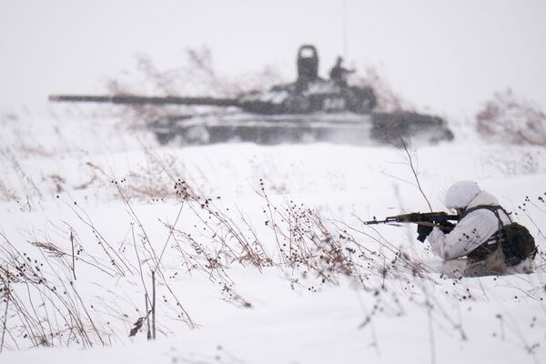 Боевая стрельба в рамках занятий по лыжной подготовке с военнослужащими мотострелкового соединения в Кемеровской области - Sputnik Азербайджан