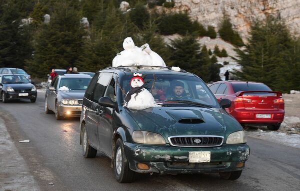 Сирийцы привозят на машинах снег с гор на побережье в горной части Латакии - Sputnik Азербайджан
