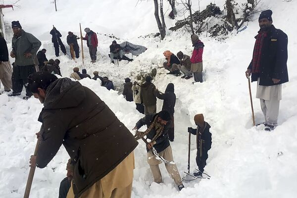 Местные жители ищут жертв лавины в снегу в долине Нилам Вэлли, в управляемом Пакистаном Кашмире - Sputnik Азербайджан
