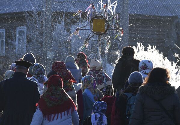 Участники святочных гуляний в деревне Ложголово Сланцевого района Ленинградской области - Sputnik Азербайджан