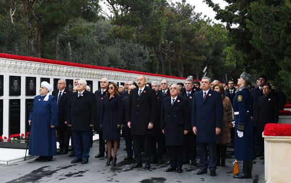 Президент Ильхам Алиев и Первая леди Мехрибан Алиева почтили светлую память шехидов 20 Января - Sputnik Азербайджан