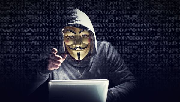Указывающий на экран хакер в маске - Sputnik Azərbaycan