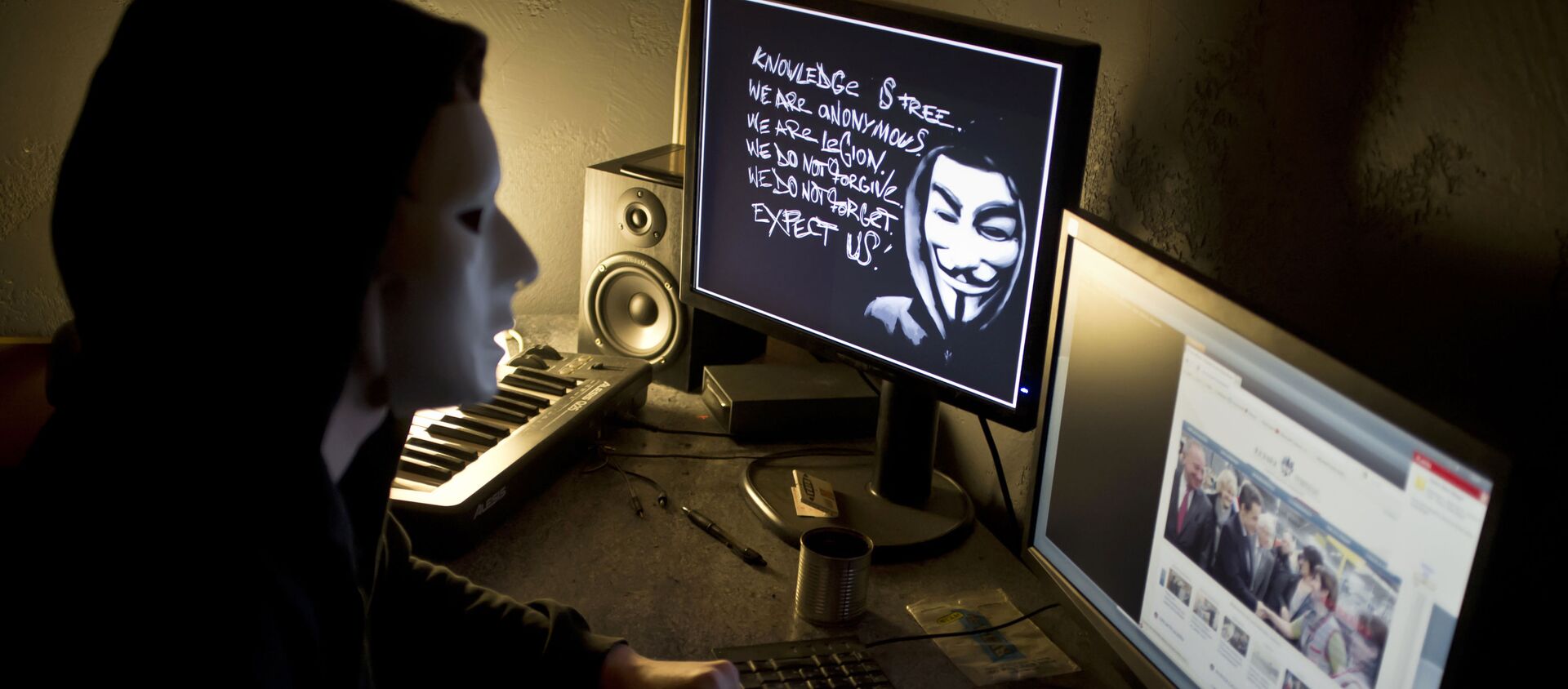 Хакер из Anonymous перед экраном компьютера - Sputnik Азербайджан, 1920, 28.01.2020