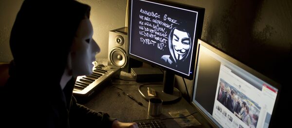 Хакер из Anonymous перед экраном компьютера - Sputnik Азербайджан