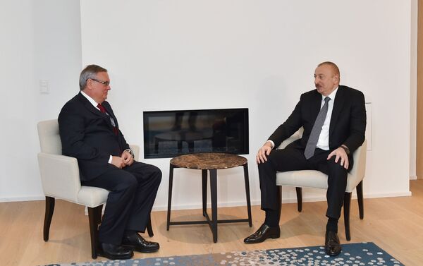 Президент Ильхам Алиев в Давосе встретился с президентом Банка ВТБ - Sputnik Азербайджан