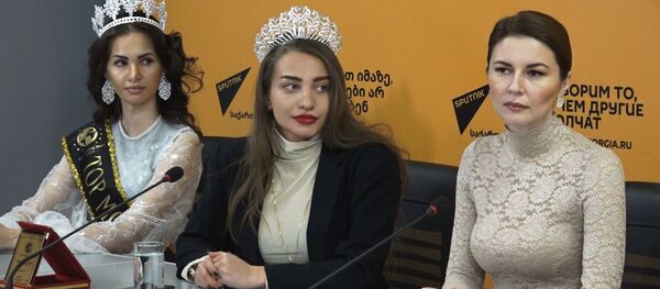 Как красавицы из разных стран учатся готовить хинкали и cациви Как красавицы из разных стран учатся готовить хинкали и cациви - Sputnik Азербайджан