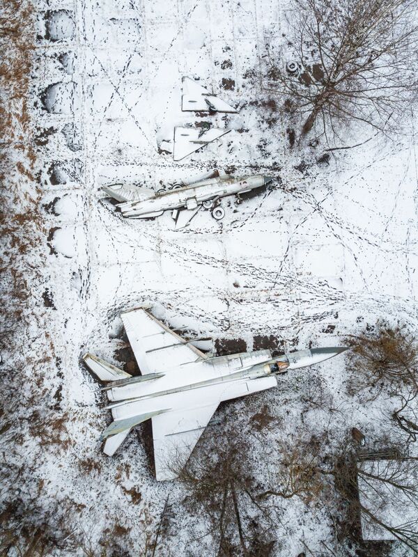 Заброшенная стоянка самолетов одной военной части в Тверской области  - Sputnik Азербайджан