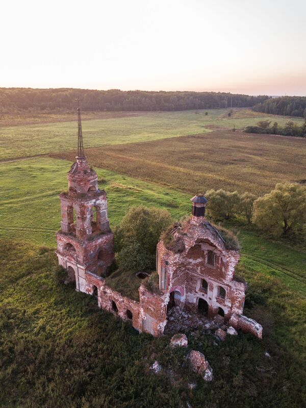 Заброшенная церковь в Орловской области - Sputnik Азербайджан