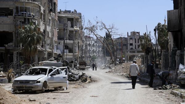 Сирийцы идут сквозь разрушения в городе Дума - Sputnik Azərbaycan