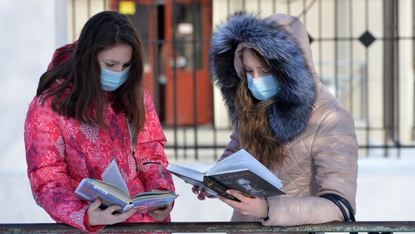 Девушки в медицинских масках, фото из архива - Sputnik Azərbaycan