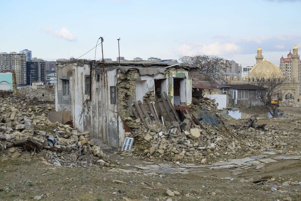 Советскую снова сносят: жильцы жалуются на местное ИВ и опасаются обмана Советскую снова сносят: жильцы жалуются на местное ИВ и опасаются обмана - Sputnik Азербайджан