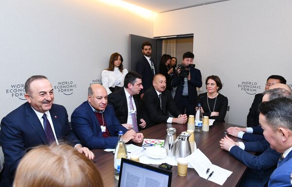 Prezident İlham Əliyev Dünya İqtisadi Forumu çərçivəsində keçirilən iclasda iştirak edib Prezident İlham Əliyev Dünya İqtisadi Forumu çərçivəsində keçirilən iclasda iştirak edib - Sputnik Azərbaycan