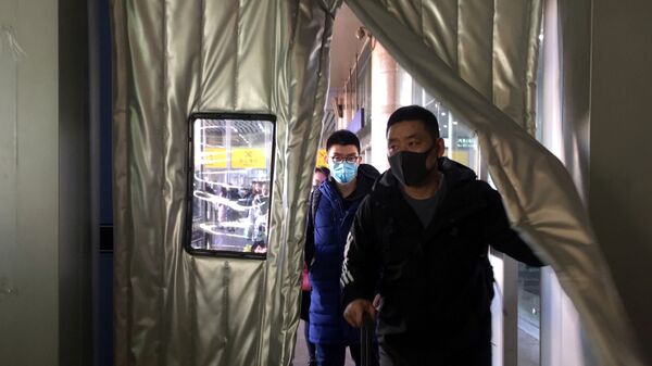 Люди в масках на вокзале Пекина  - Sputnik Азербайджан