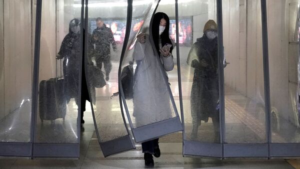 Девушка в маске в подземном переходе в Пекине  - Sputnik Azərbaycan