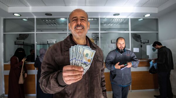 Мужчина держит доллары в руках, фото из архива - Sputnik Азербайджан