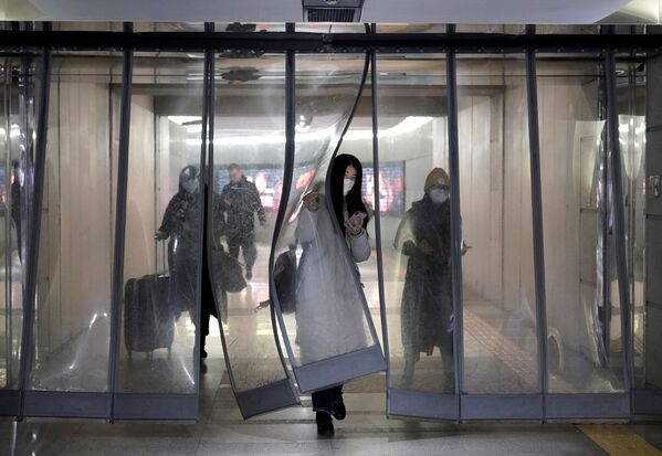 Девушка в маске в подземном переходе в Пекине  - Sputnik Азербайджан