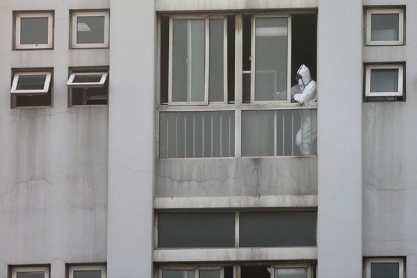 Медицинский работник у окна в Ухане  - Sputnik Азербайджан