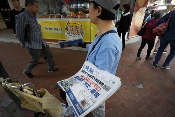 Раздача газет с новостями о коронавирусе в Гонконге  - Sputnik Azərbaycan
