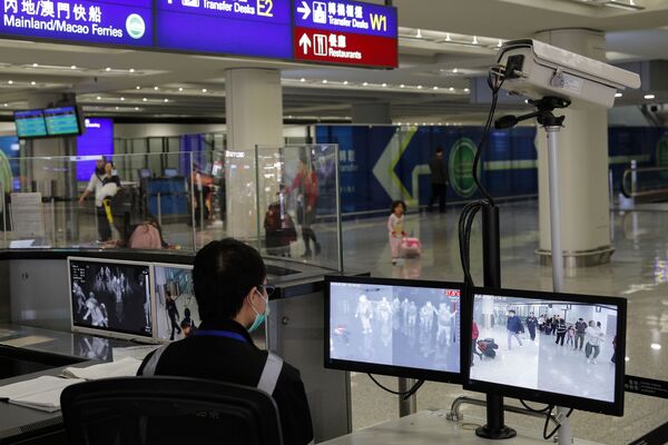 Проверка приезжих в аэропорту Гонконга  - Sputnik Азербайджан