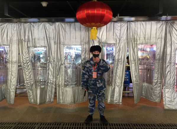 Охранник в маске на вокзале Пекина  - Sputnik Azərbaycan