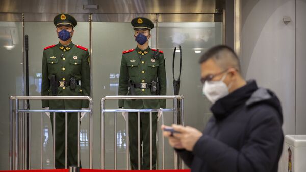 Люди в масках на вокзале Пекина - Sputnik Azərbaycan