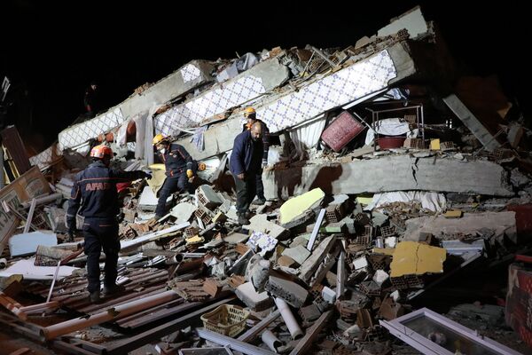 На месте обрушения здания в Элязыге, восточная Турция  - Sputnik Азербайджан
