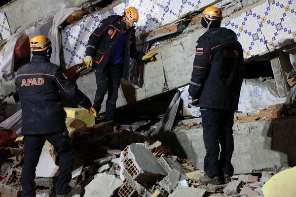 На месте обрушения здания в Элязыге, восточная Турция  - Sputnik Азербайджан