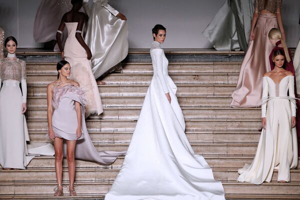 Модели представляют коллекции Антонио Гримальди на Неделе моды в Париже - Sputnik Азербайджан