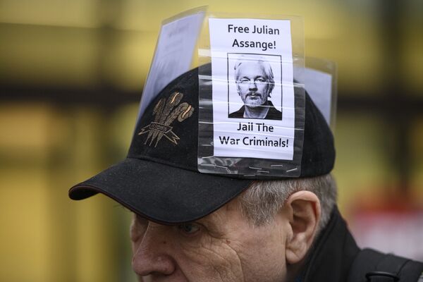 Участник акции в поддержку Дж. Ассанжа в Лондоне - Sputnik Азербайджан