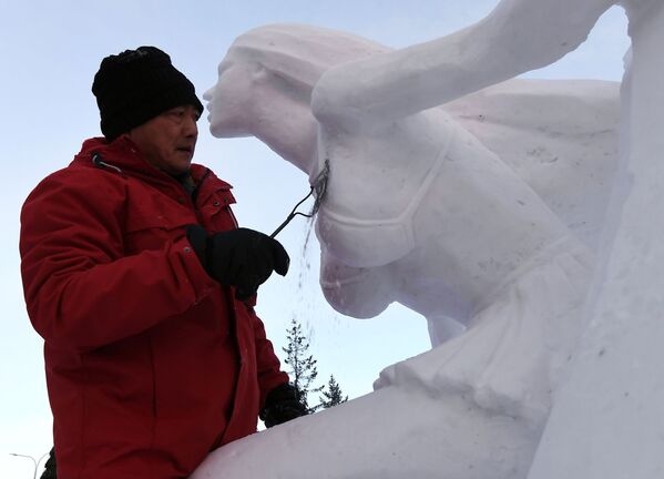 Победитель в номинации Снег работает над снежной скульптурой на VIII ежегодном международном фестивале-конкурсе снежной и ледовой скульптуры Волшебный лед Сибири - Sputnik Азербайджан