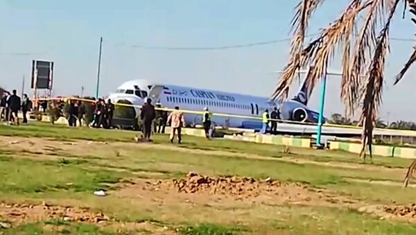 В Иране пассажирский самолет после посадки выкатился на шоссе - Sputnik Азербайджан