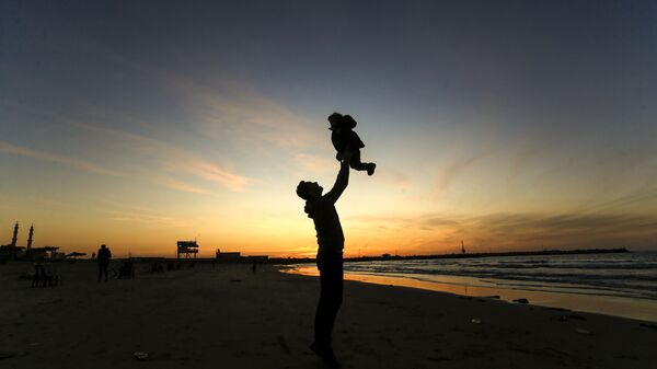 Мужчина с ребенком, фото из архива - Sputnik Азербайджан