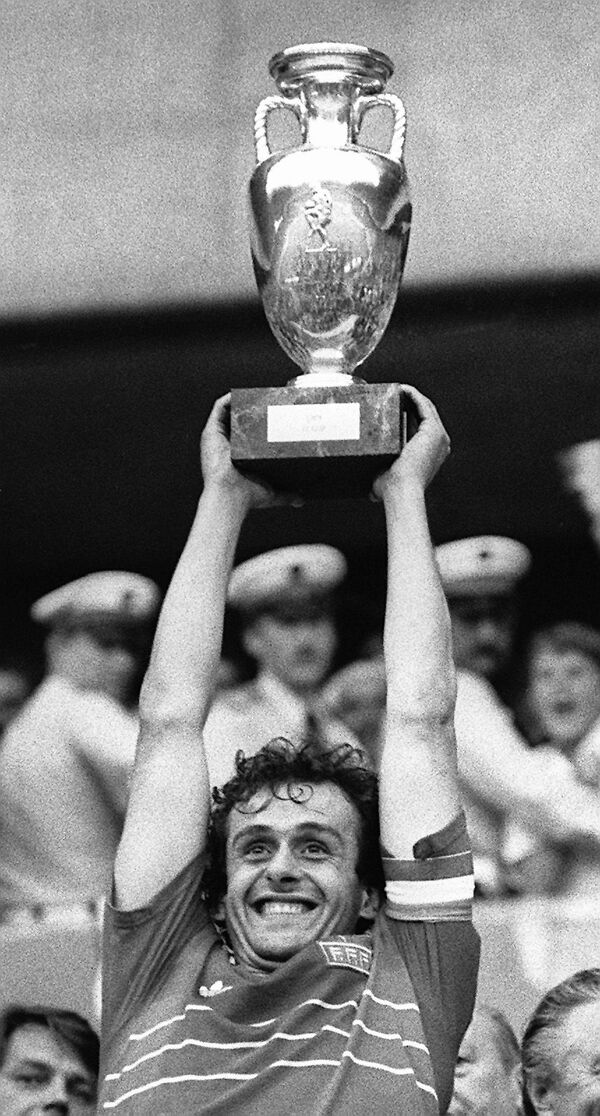 Полузащитник сборной Франции Мишель Платини после победы в финальном матче ЕВРО-1984 - Sputnik Azərbaycan