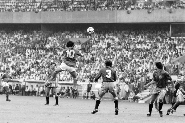 Мишель Платини атакует ворота испанцев в финале ЕВРО-1984 - Sputnik Азербайджан