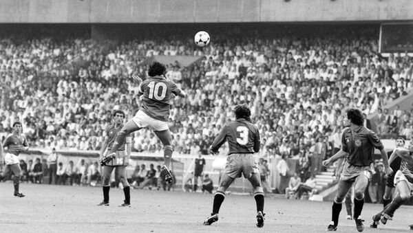 Мишель Платини атакует ворота испанцев в финале ЕВРО-1984 - Sputnik Azərbaycan