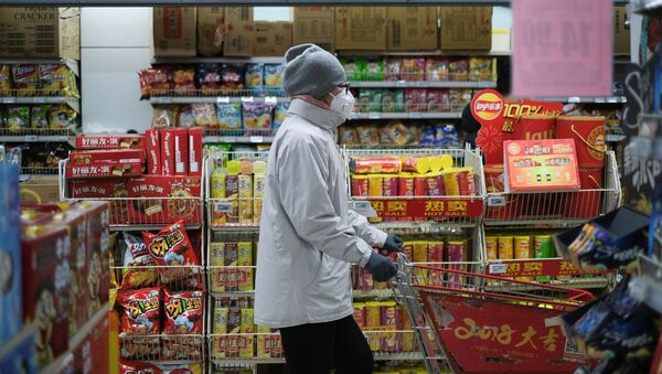 Женщина в защитной маске в китайском супермаркете - Sputnik Azərbaycan