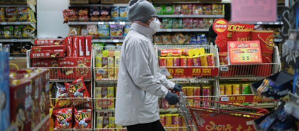 Женщина в защитной маске в китайском супермаркете Женщина в защитной маске в китайском супермаркете - Sputnik Азербайджан