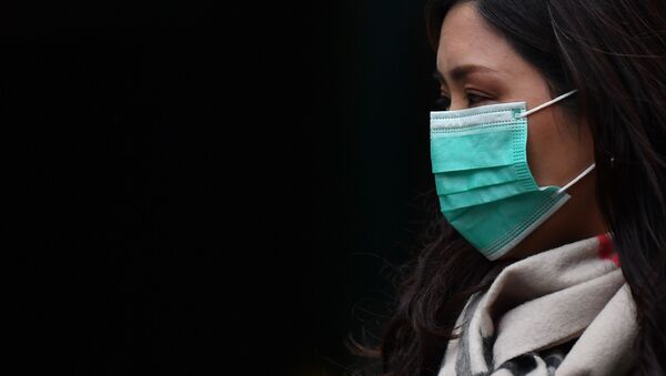 Девушка в медицинской маске в районе Чайна-таун в Лондоне - Sputnik Azərbaycan
