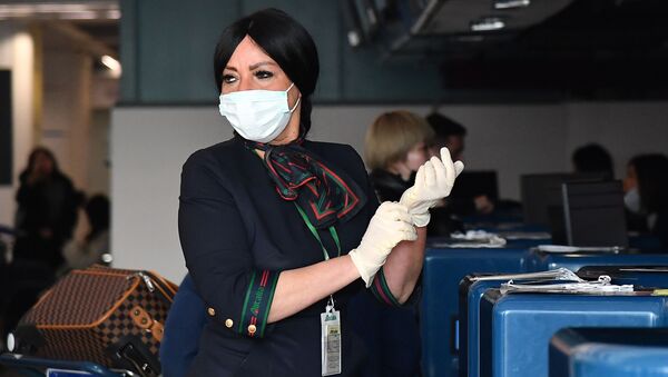 Сотрудница аэропорта в маске и перчатках до проверки пассажиров в Риме  - Sputnik Azərbaycan